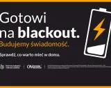 Gotowi na blackout. Budujemy świadomość. Sprawdź, co warto mieć w domu, by przygotować się na skutki przerwania dostaw energii elektrycznej. Ikona baterii symbolizuje gotowość.