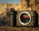 Aparat Canon EOS R V na kamieniu. Dowiedz się, jak połączyć aparat Canon z telefonem, by przesyłać zdjęcia.