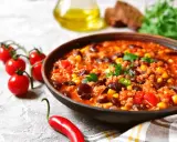 Miska sycącej zupy meksykańskiej z fasolą, kukurydzą i mielonym mięsem. Idealne jakie przyprawy do zupy meksykańskiej? Chili, kumin, papryka.