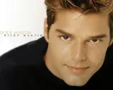 Ricky Martin, uno dei più famosi cantanti spagnoli giovani, con un'espressione intensa.