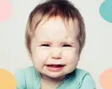 Bebé llorando, quizás experimentando la regresión del sueño de los 6 meses.