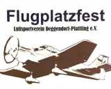 Flugplatzfest: Ein Propellerflugzeug vor dem Schriftzug des Luftsportvereins Deggendorf-Plattling e.V.