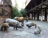 Wrocław przewodnik: rzeźby zwierząt na bruku – świnia, prosię, koza, gęś i królik. Urocza atrakcja turystyczna.