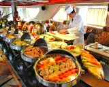 Buffet di sushi e piatti caldi su una nave da crociera. In crociera si paga il cibo, ma l'abbondanza è garantita.