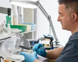 Pracownia technika dentystycznego. Precyzyjna praca nad protezą, która wpływa na technik dentystyczny zarobki.