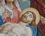 Mozaika przedstawia opłakiwanie Chrystusa. Postacie w żałobie, jak w psalm 32, szukają pocieszenia w bólu.