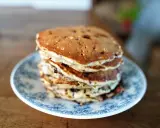 Pile de pancakes pepite chocolat sur une assiette bleue et blanche, prêts à être dégustés.