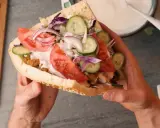 Kebab w bułce: 700-1000 kcal! Jak jeść i nie żałować?