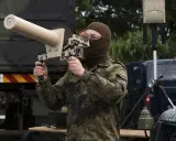 Soldat mit Drohnenlizenz trainiert mit einem Richtfunkgerät, das zur Steuerung von Drohnen dient.