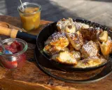 Kaiserschmarrn mit Puderzucker und Apfelmus. Die Kaiserschmarrn Kalorien sind es wert für diesen Genuss!