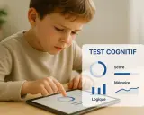 Un enfant concentré sur une tablette, effectuant un test cognitif. Il ressemble à un petit zèbre, explorant son potentiel.