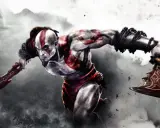 Kratos z God of War 2 w akcji, z ostrzami chaosu i toporem w rękach, na tle mglistych gór i zamku.