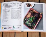 Paletilla de cordero asada con garbanzos y especias marroquíes. Recetas con ingredientes básicos para un plato delicioso.