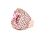 Anello in oro rosa con grande pietra rosa centrale e pavé di zirconi rosa. Il suo significato è legato all'amore e alla femminilità.