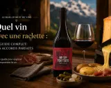 Un vin rouge Jura accompagne une raclette fondante, des pommes de terre et de la charcuterie. Le guide parfait pour les accords mets et vins.