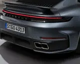 Tył Porsche 911 Turbo S w kolorze szarym, z charakterystycznym pasem świateł LED i podwójnymi końcówkami wydechu.