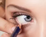 Applicazione di matita sotto l'occhio per uno sguardo intenso. Un tocco di colore che valorizza gli occhi.
