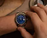 Elegancki smartwatch do garnituru z niebieską tarczą i stalową bransoletą, idealny na biznesowe spotkania.