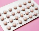 Blister opakowania z różowymi tabletki antykoncepcyjne. Różne rodzaje tabletek antykoncepcyjnych mogą mieć różne opakowania.