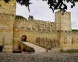 Das Castelo de São Jorge in Lissabon mit seiner steinernen Brücke und den Zinnen.
