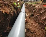 Wykonano wykop pod rury do odprowadzenia wody z rynien. Rura leży na odpowiedniej głębokości, zapewniając prawidłowe działanie systemu.
