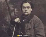 Portret Anny Pustowójtówny w stroju z epoki, oparta o laskę.