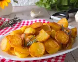Patate arrosto in padella, dorate e croccanti, profumate al rosmarino. Un contorno perfetto per ogni pasto.