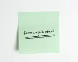 Ein Haftnotiz mit der Aufschrift "Kommaregeln üben!". Schön von dir zu hören, Komma, dass du dich damit beschäftigst!