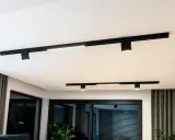 Nowoczesne oświetlenie szynowe aranżacje na suficie, tworzące minimalistyczny i funkcjonalny wystrój wnętrza.