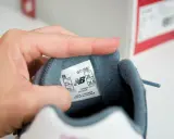 Metka buta New Balance z rozmiarem EU 38. Sprawdzamy, czy to new balance podróbki a oryginał.