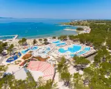 Idealny weekend majowy nad morzem: rozległy aquapark z basenami i zjeżdżalniami, plaża i błękitne morze.