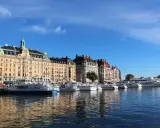 Vackra byggnader längs vattnet i Östermalm, Stockholm, med flera båtar förtöjda.