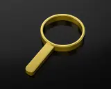 Lente d'ingrandimento in **oro 24 carati** su sfondo nero lucido, simbolo di ricerca preziosa.