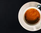 Ein perfekt zubereiteter Espresso, bereit zum Genießen. So einfach kann espresso selber machen sein!