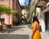 Un vicolo pittoresco con un campanile in lontananza, perfetto per scoprire cosa vedere vicino Rimini.