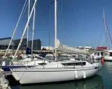 Voiliers blancs amarrés dans un port sous un ciel bleu. L'ambiance est paisible, feeling 920 avis.