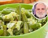 Judías verdes con patatas y huevo revuelto en un cuenco verde. Un hombre sonríe en un círculo superpuesto.