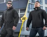 Dwóch mężczyzn prezentuje jaki softshell. Jeden w ciemnej kurtce z kapturem i spodniach taktycznych, drugi w czarnej kurtce i jeansach.