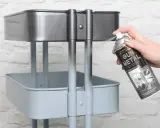 Malowanie plastiku sprayem na metaliczny kolor. Wózek zyskuje nowy wygląd dzięki puszce "Gun Metal".