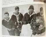 Fyra män i vinterkläder, en av dem är Allan Mann, poserar i snön.