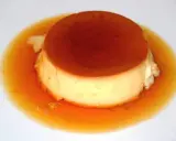 Un délicieux crème caramel, son dessus brillant et sa sauce ambrée invitent à la dégustation.