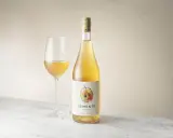 En flaska och ett glas med gyllene Semente Avesso vin.