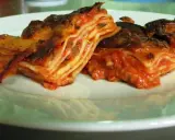 Lasagne al forno, un classico da provare per scoprire cosa mangiare nelle Marche. Gusto e tradizione in un piatto.