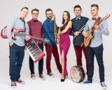 Zespół weselny gotowy do gry! Wokalistka, gitarzyści, klawiszowiec, saksofonista i perkusista czekają na pytania do zespołu weselnego.