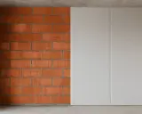 Proceso de colocar pladur sobre pared de ladrillo visto. La mitad izquierda muestra ladrillos naranjas, la derecha paneles blancos.