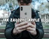 Mężczyzna trzyma iPhone'a z napisem "Jak założyć Apple ID?".
