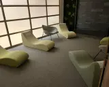 Un espace d'accueil moderne avec des chaises longues confortables et un mur végétal apaisant.