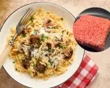 Makaron z grzybami i parmezanem, obok surowe mięso mielone. Zastanawiasz się, jakie przyprawy do mięsa mielonego wybrać, by danie było pyszne?