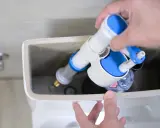 Mano instala mecanismo de descarga nuevo para saber como cambiar cisterna antigua.