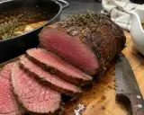 Un délicieux roti de boeuf cocotte, saignant et tendre, prêt à être dégusté avec sa sauce onctueuse.